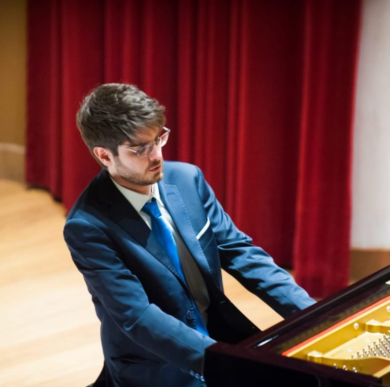Antonio_Morabito_pianist_playing-768×762